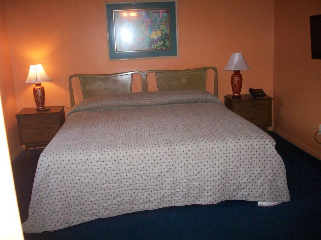 All-Suite Motel Edgewater  Room photo